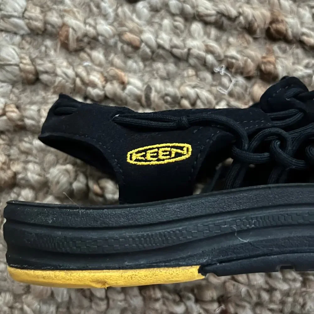 KEEN UNEEK Men’s 9.5 Black Yellow Cord Sandals Outdoor Water Shoes EU 42.5